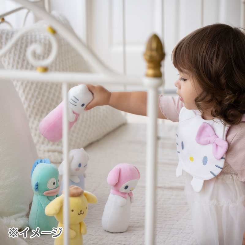 公式の使用イメージ。ピンを手で持つ場面。 画像:Sanrio Baby公式商品ページ。