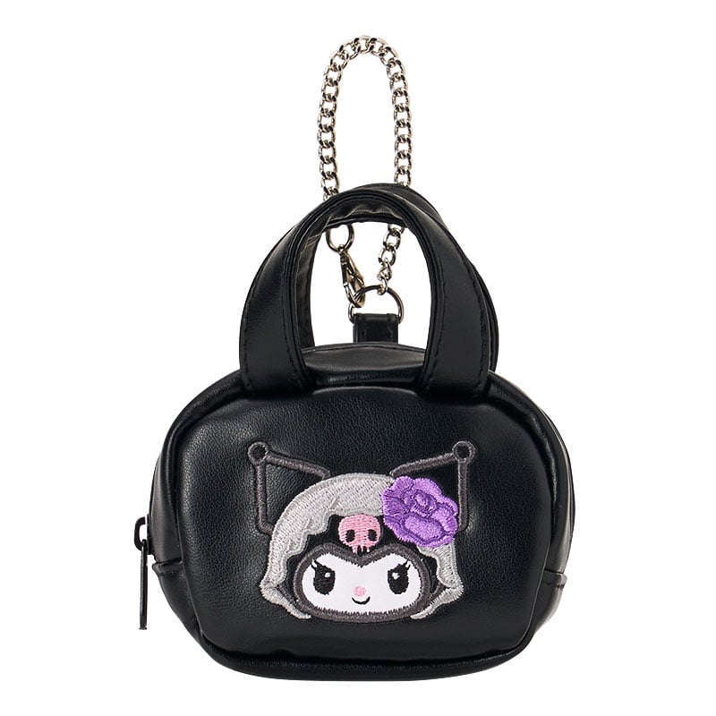 クロミのミニバッグチャーム ゴシック001325の全体。黒い本体に小さな持ち手とチェーンが付いています。 画像：サンリオ公式本店。