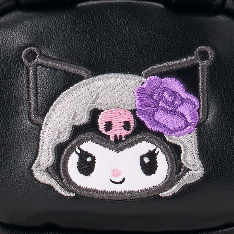 ゴシックファッションのクロミのアップリケ。グレーの頭巾風の装飾と紫の花、ピンクのドクロが見えます。 画像：サンリオ公式楽天店。