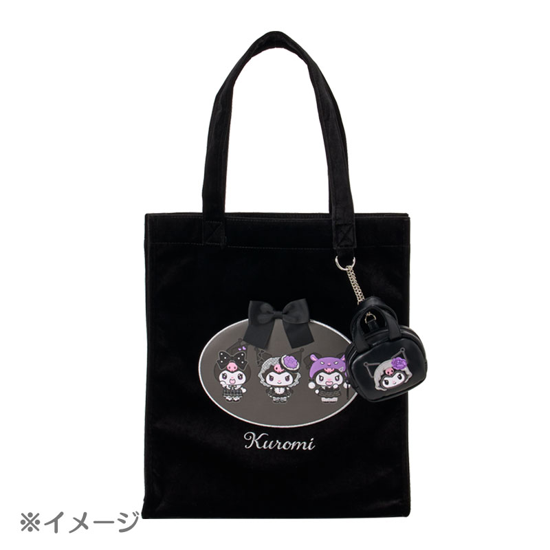 公式のバッグ装着イメージ。大きなバッグは、このミニバッグチャームの付属品ではありません。 画像：サンリオ公式楽天店。