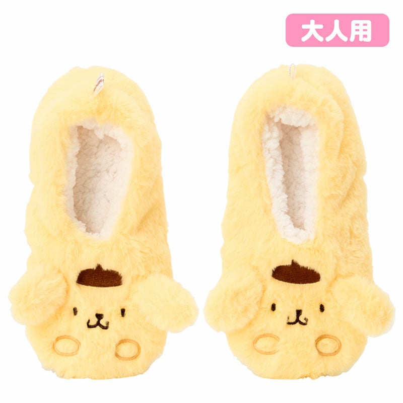 上から見たポムポムプリンのルームシューズ。黄色い本体に茶色の帽子と顔、左右の耳が見えます。大人用の表示があります。 画像：サンリオ公式本店。
