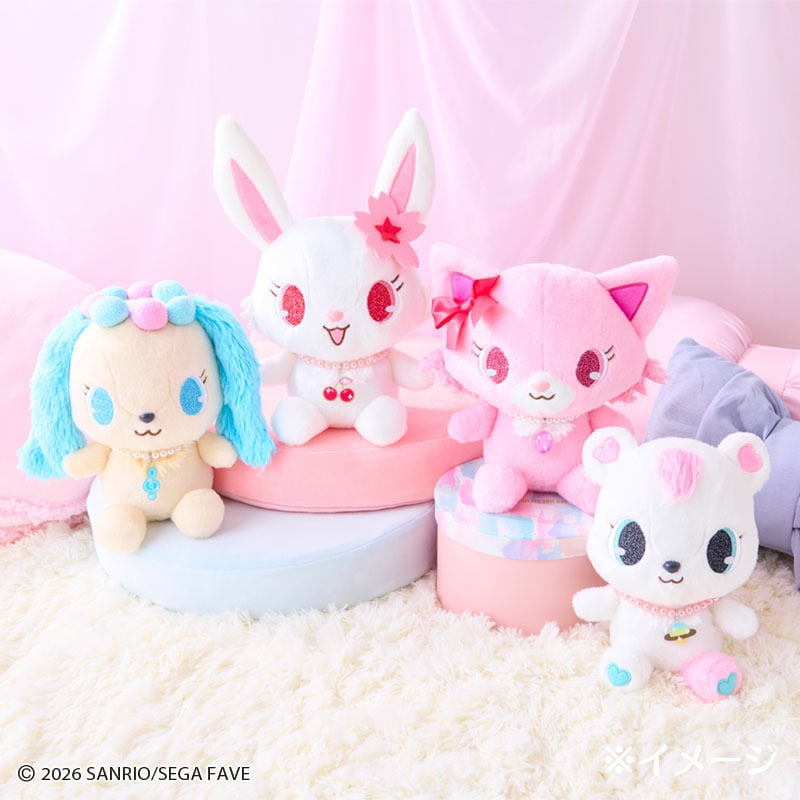 公式の飾り付け例。左に同じサフィーのぬいぐるみが写っています。他のキャラクターや台は付属しません。 画像:サンリオ公式本店。