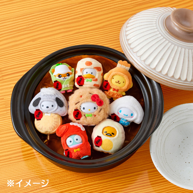 鍋に全8種類を並べた公式イメージ。鍋・皿などの食器は商品の付属品ではありません。 画像：サンリオ公式楽天店。