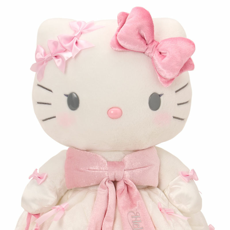 顔と胸元のアップ。頭の大小のリボンと、胸元から垂れるリボンのHello Kittyの文字が見えます。 画像：サンリオ公式楽天店。