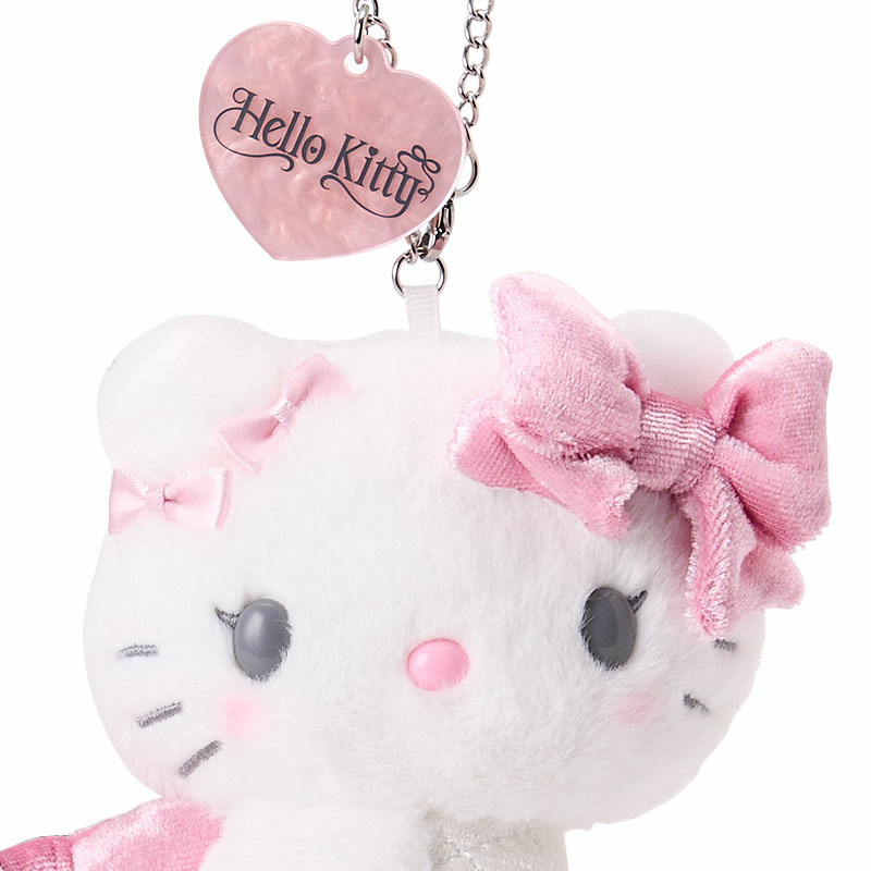 顔と頭上の金具のアップ。大小のピンクのリボンとHello Kittyの文字入りハート形タグが見えます。 画像：サンリオ公式楽天店。