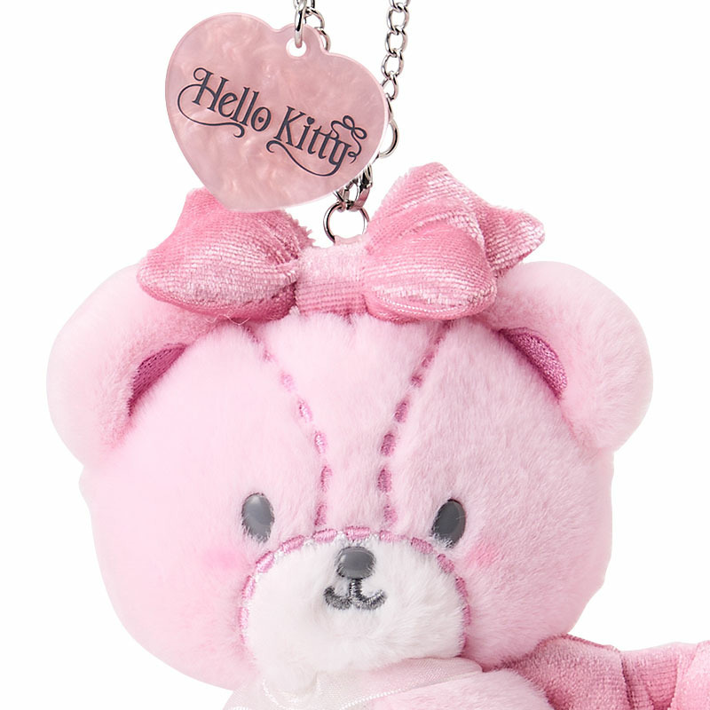 顔とタグのアップ。頭のリボン、丸い口元、チーク、Hello Kittyの文字が入ったハート形タグを確認できます。 画像：サンリオ公式楽天店。