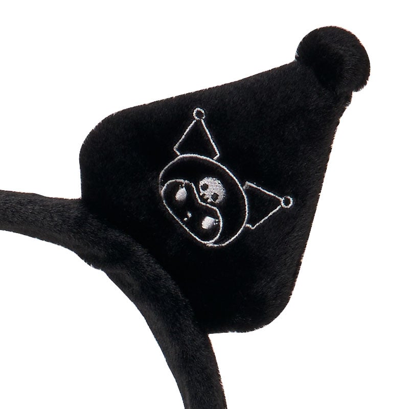 飾り耳の接写。黒い生地に入ったクロミの顔とドクロの刺繍が見えます。 画像:サンリオ公式本店。