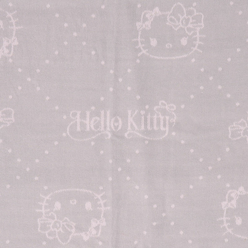 総柄のアップ。淡い地色にキティの顔、リボン、小さな点、Hello Kittyの文字が配されています。 画像：サンリオ公式楽天店。