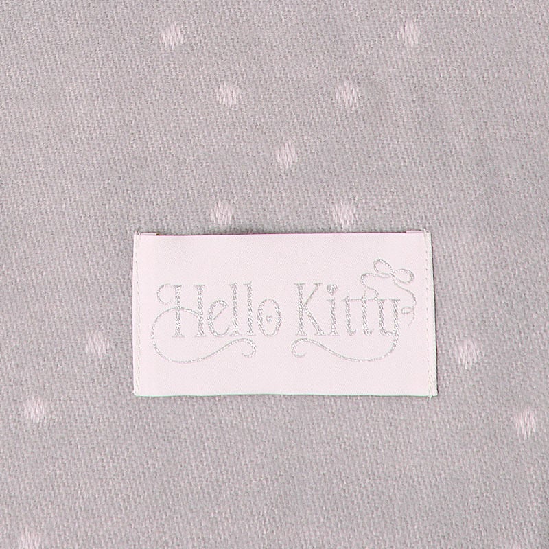 端に付いたHello Kittyのラベルと、その周囲の生地のアップ。 画像：サンリオ公式本店。