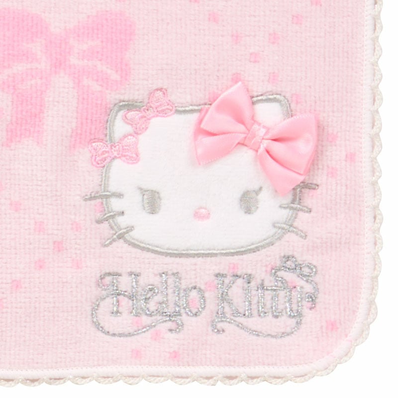 右下の装飾の接写。キティの頭の立体的なピンクのリボンと、Hello Kittyの文字、端の縁取りが見えます。 画像：サンリオ公式本店。