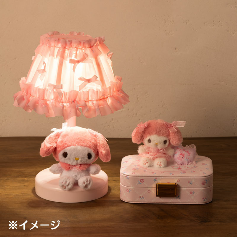 公式の設置イメージ。右の小物ケースなどはこのルームライトの付属品ではありません。 画像：サンリオ公式楽天店。