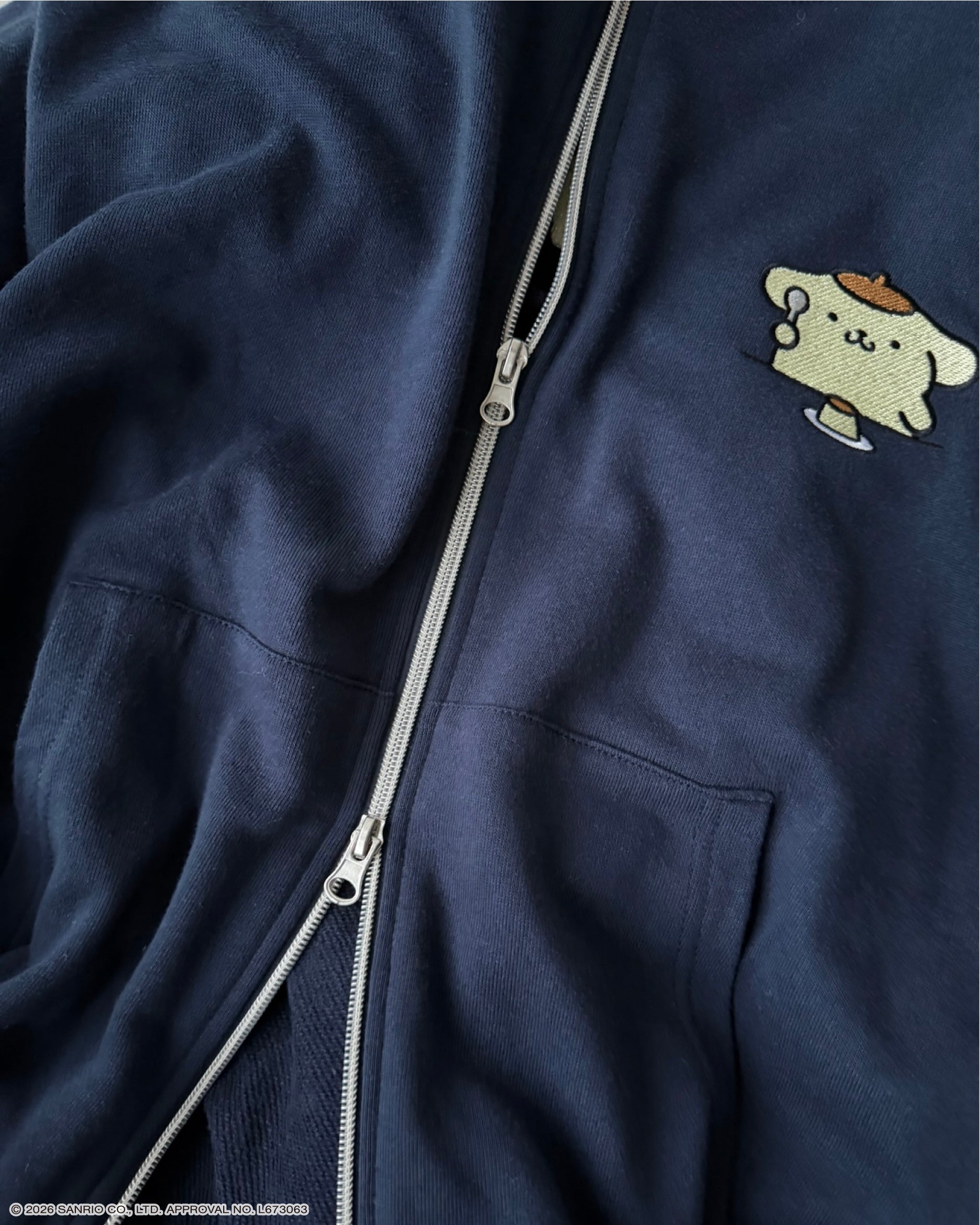 ネイビーのダブルジップと胸の刺繍