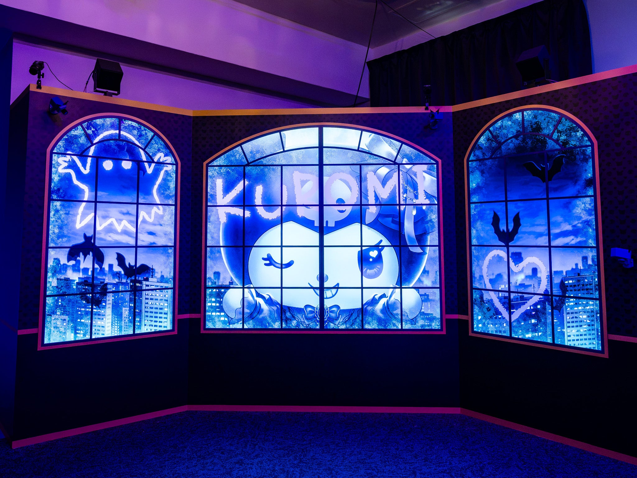 2階の大きなクロミの展示を紹介する正式会場写真。会期中の着ぐるみ出演の案内ではありません