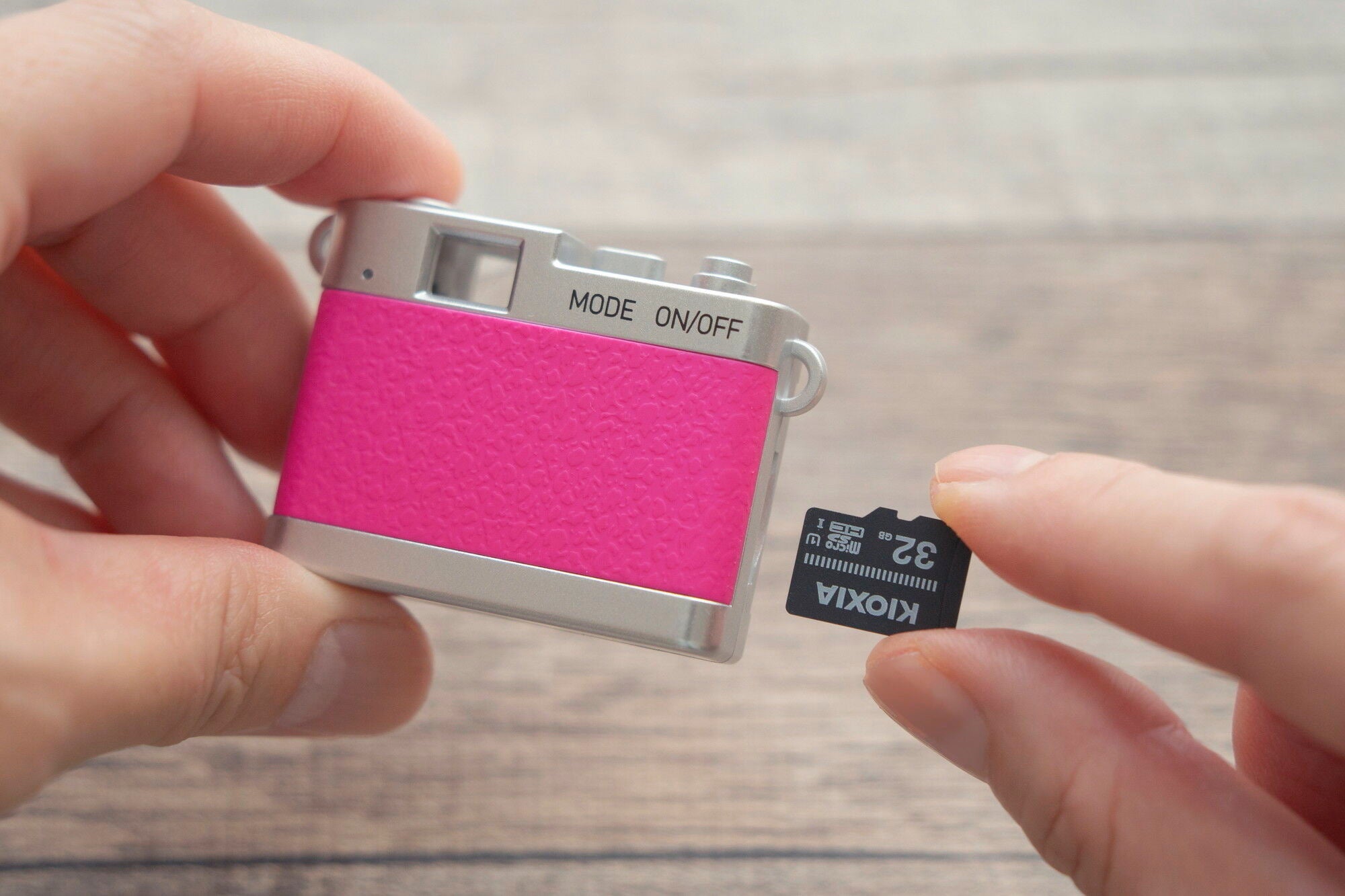 マイメロディのカード挿入口を示す正式写真。microSDHCは別売