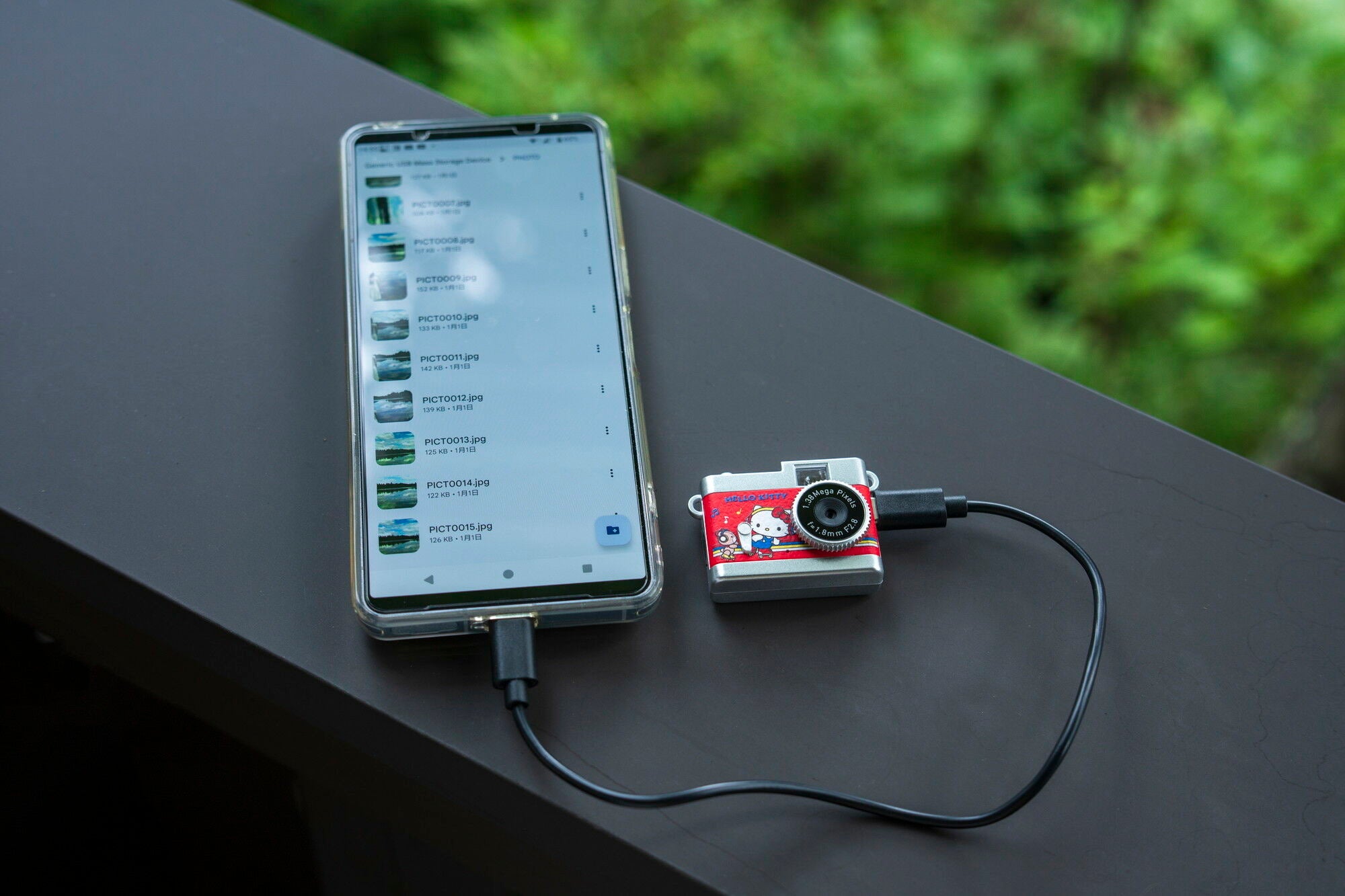 付属ケーブルでスマートフォンへ接続する公式イメージ。全端末の接続保証ではありません