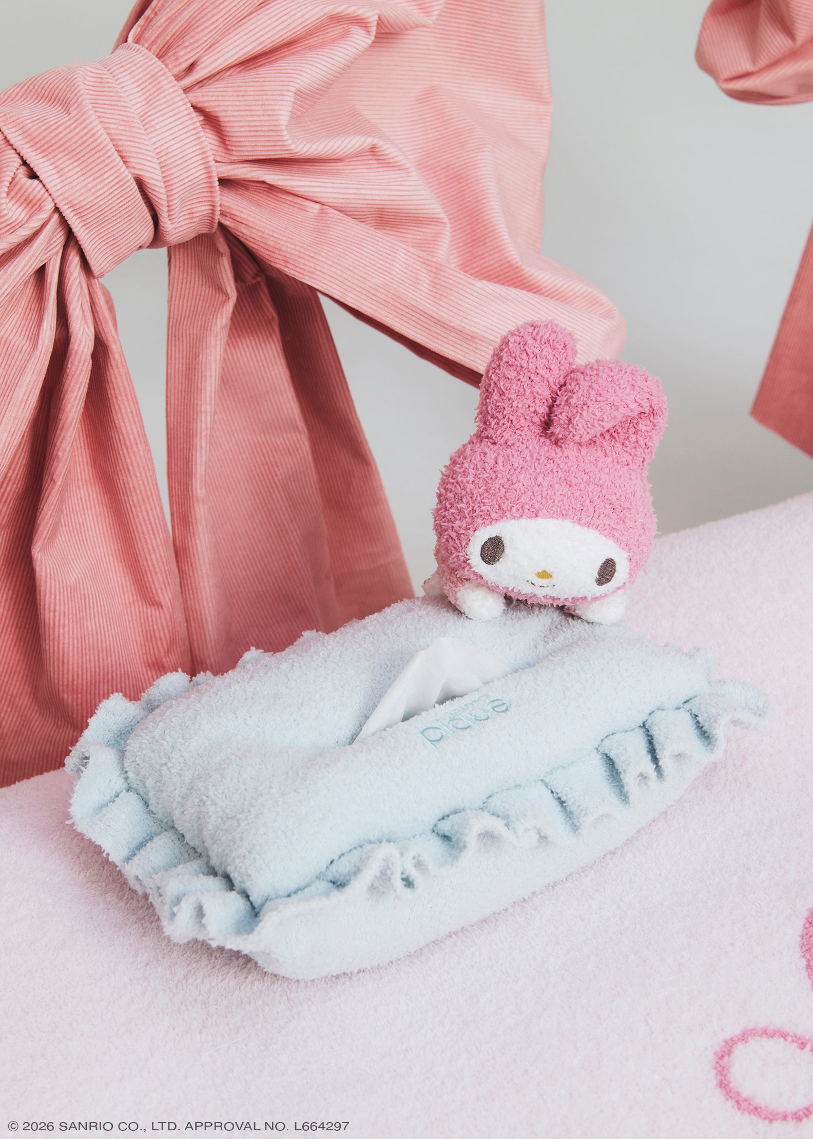 マイメロディ柄のぬいぐるみティッシュケース使用例。写真のクッション等は商品に含むとは案内されていません。